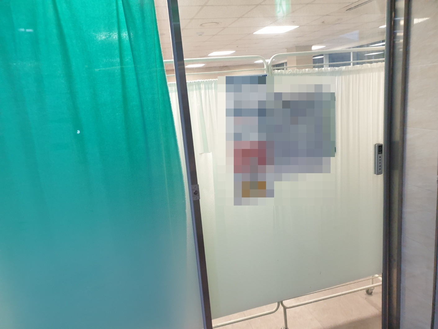 깔끔한 의료 공간 인테리어에 적용된 강화유리문