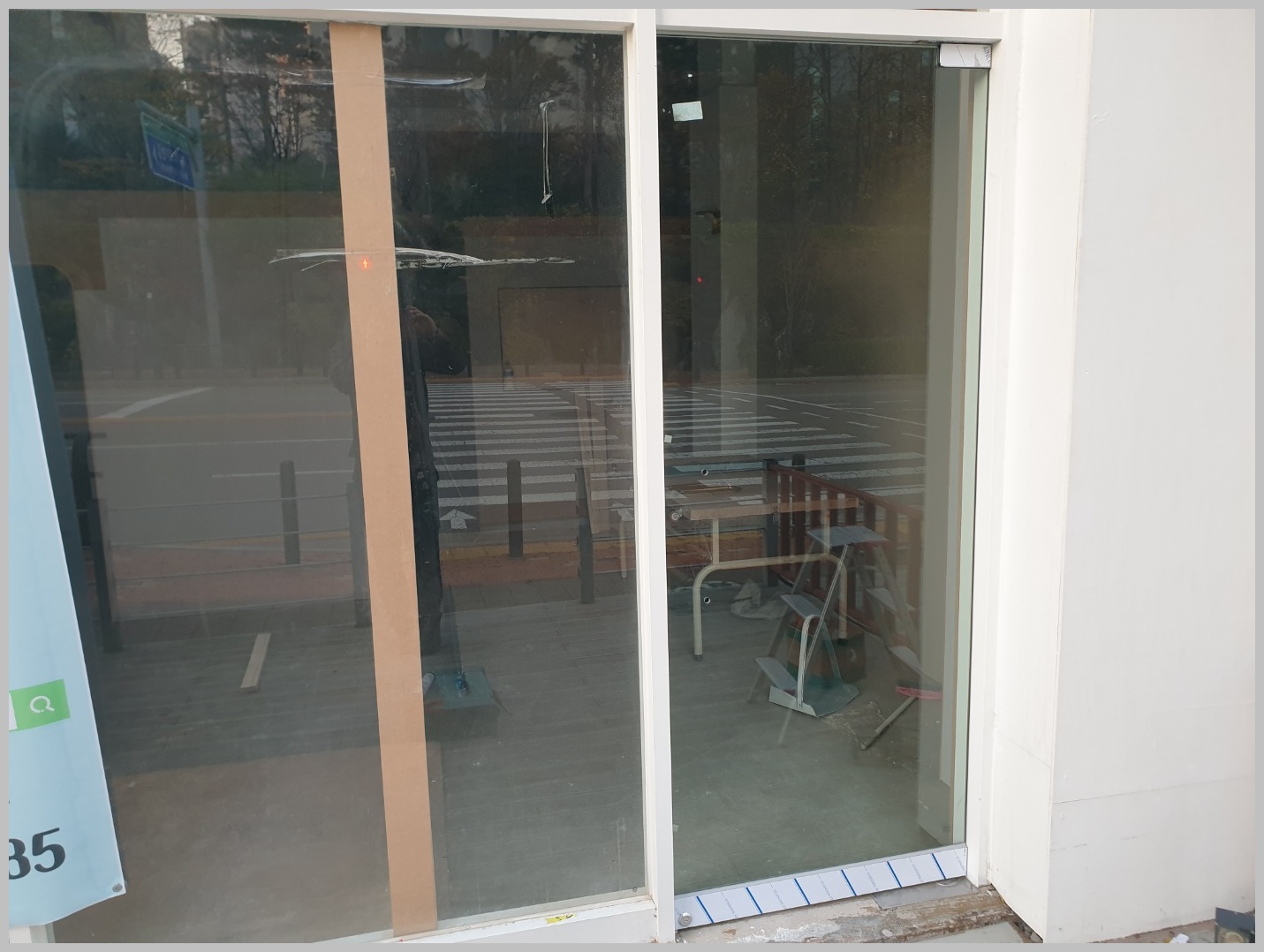 강화도어 시공 잘하는 업체 - 경기도 고양시 일산 동구 식사동 유리문(강화도어) 시공 강화도어 시공 잘하는 업체가 설치 완료한 강화유리문 외부 모습