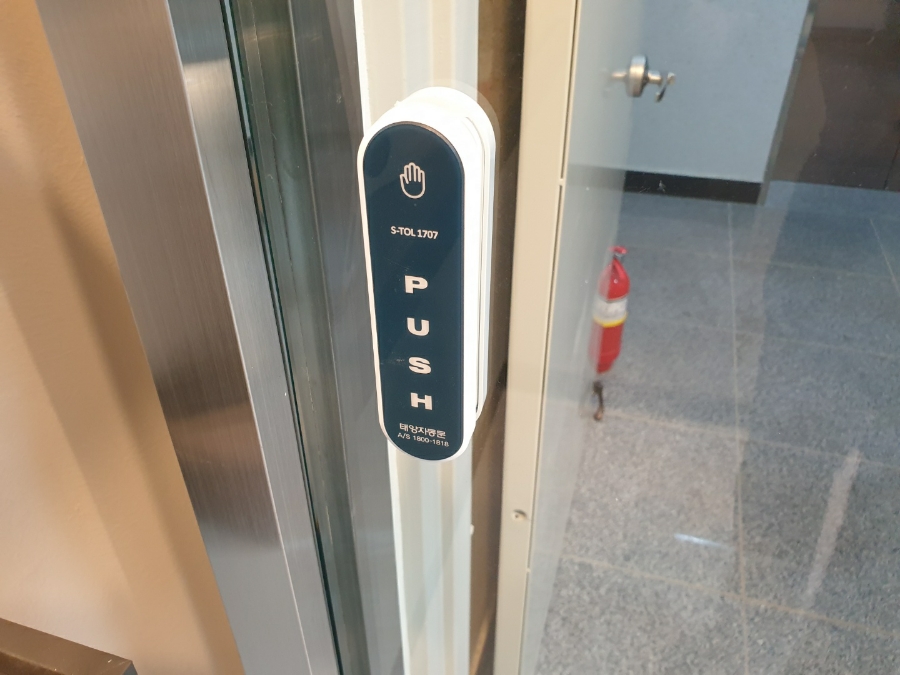 통유리로 개방감을 살린 상가 출입구 자동문