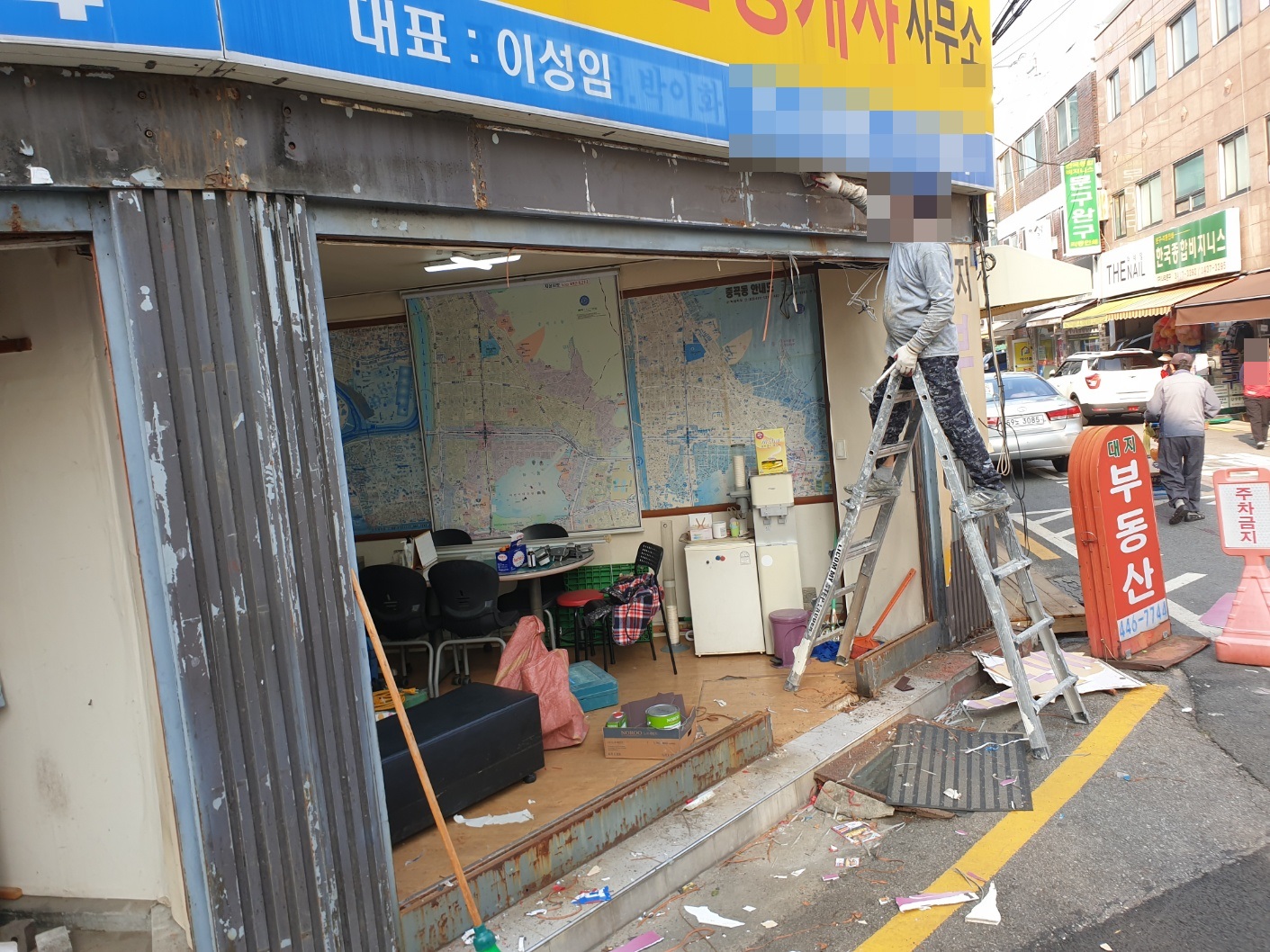 서울 광진구 중곡동 상가 강화유리문 교체, 낡은 출입문 리모델링 후기 기존 유리문과 유리를 모두 철거하는 과정