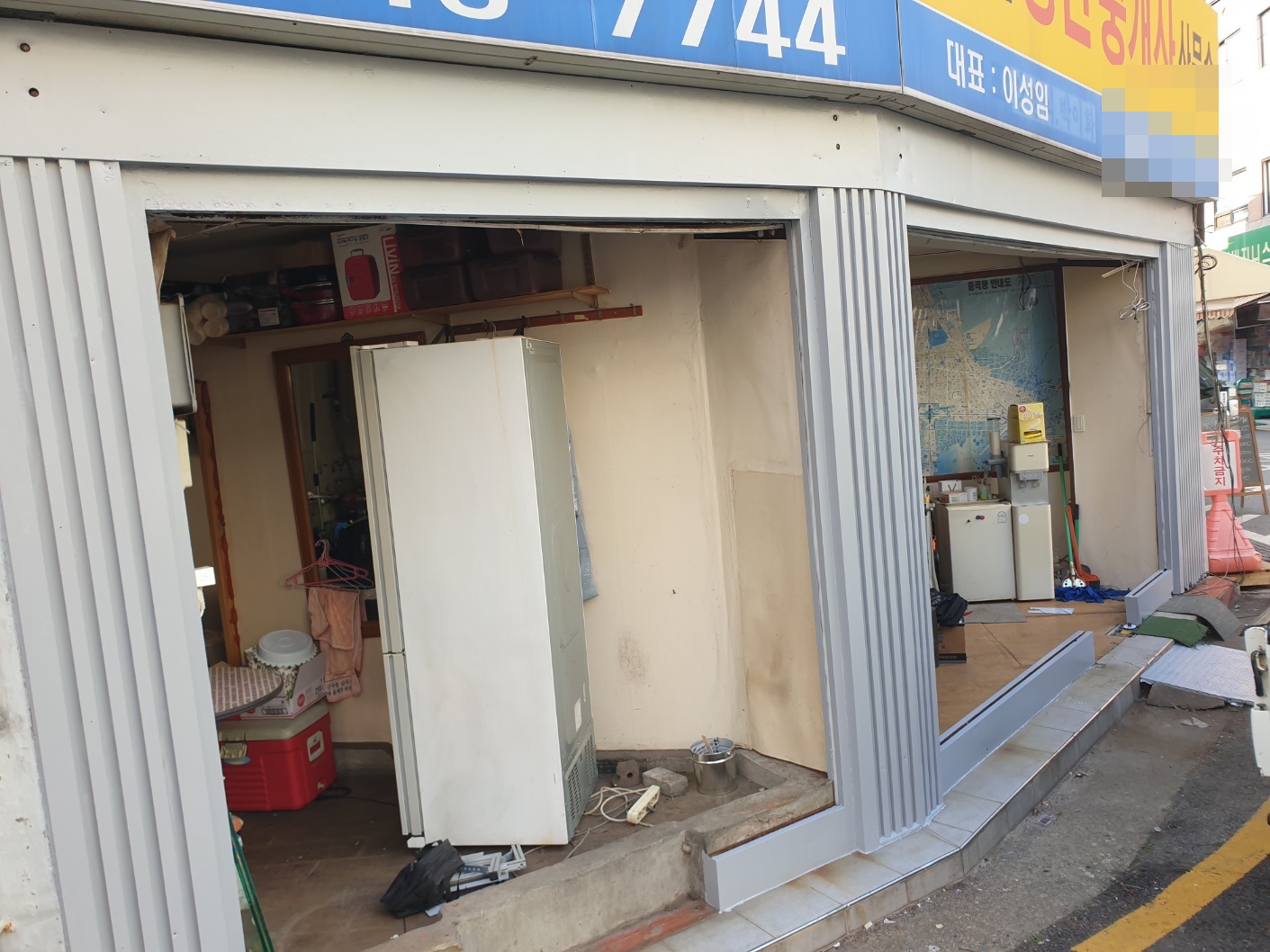 서울 광진구 중곡동 상가 강화유리문 교체, 낡은 출입문 리모델링 후기 측면에서 본 큼직한 고정 유리 시공 모습
