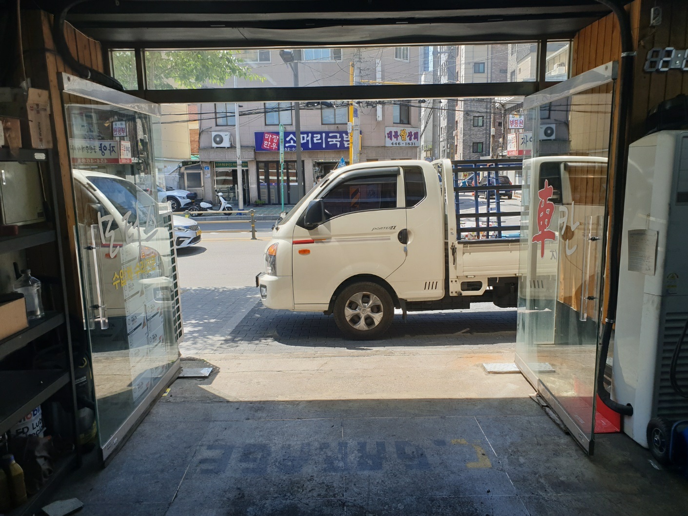 서울 광진구 자양동 상가 유리문 수리, 강화도어 힌지 3개 교체 후기 모든 수리를 마치고 완벽하게 작동하는 상가 유리문