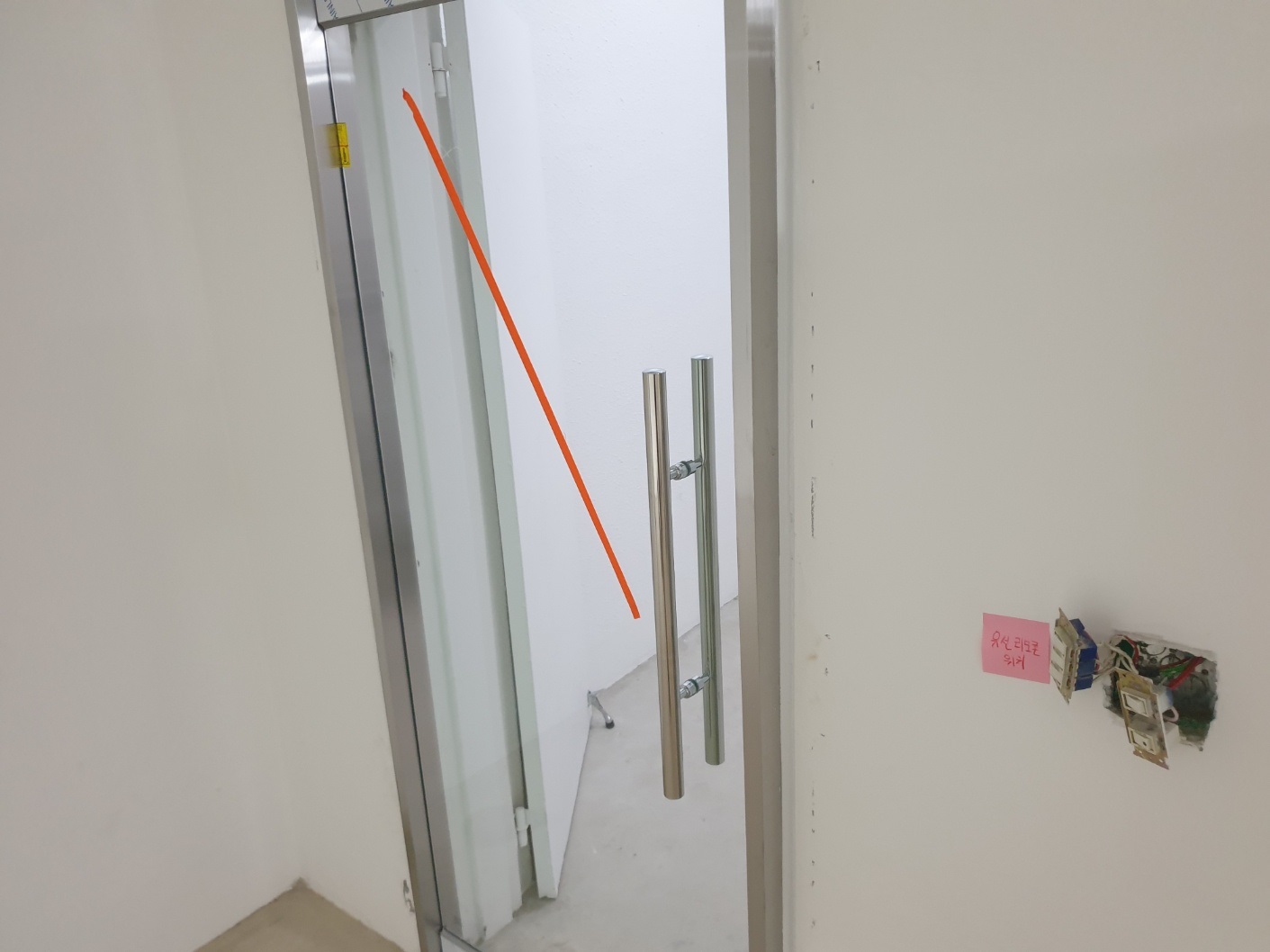 자동으로 문을 닫아주는 논스톱 힌지 부품 상세 사진