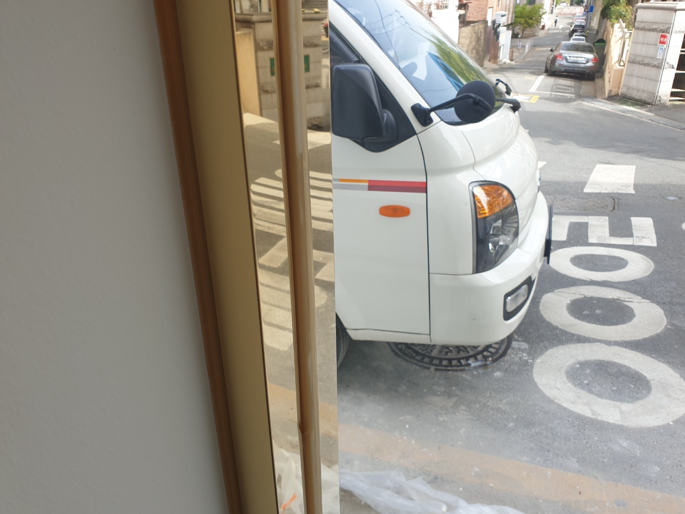 서대문구 대현동 상가 유리문 골드 프레임 강화도어 시공 후기 외부에서 본 최종 시공 완료 사진