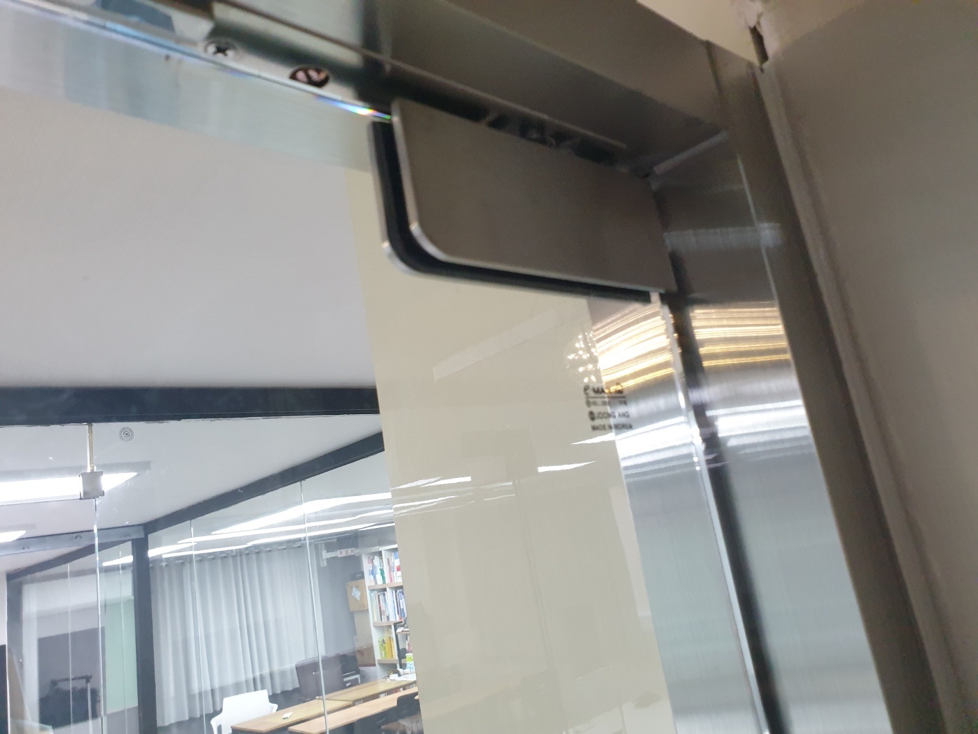 서울 강남구 대치동 강화유리문 시공 답답한 방화문 대신 새 출입문 설치 후기 내부에서 바라본 강화유리문 시공 완료 모습