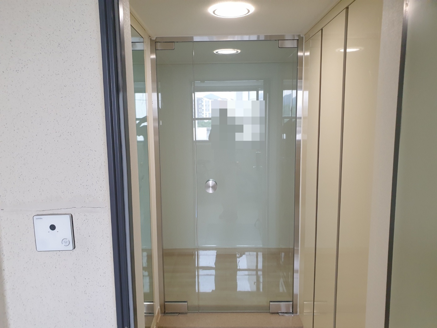 서울 강남구 율현동 강화도어 중문 시공, 바닥 손상 없는 NF힌지 설치 후기 서울 강남구 율현동에 강화도어 중문 시공이 완료된 모습