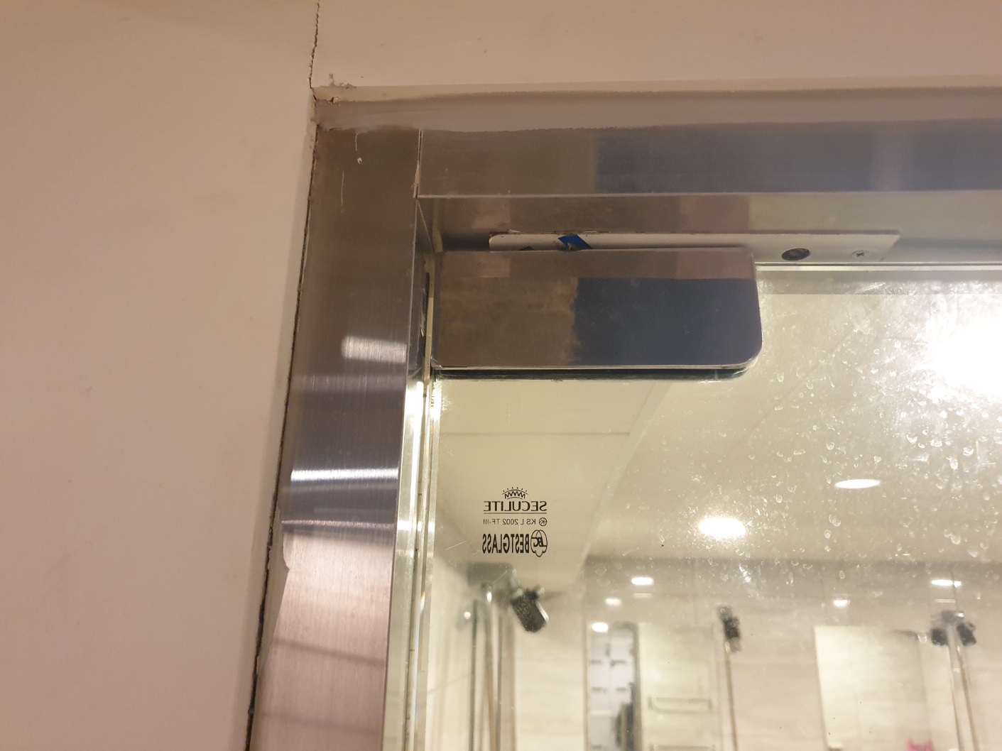 발산동 상가 유리문 교체 - 바닥 끌림 해결 힌지 수리 후기 새로운 힌지와 부속으로 교체 후 다시 강화도어를 설치하는 모습