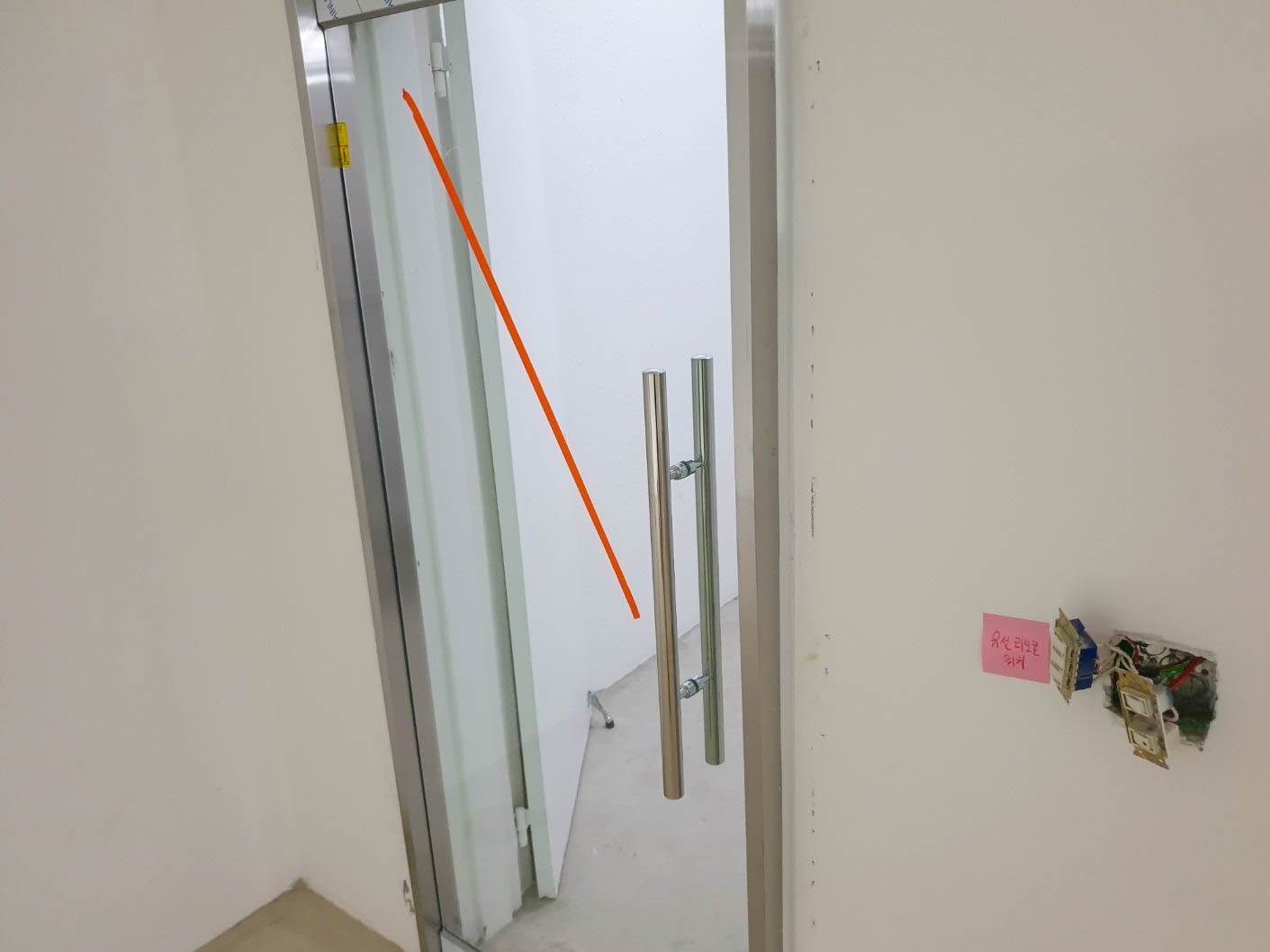 마포구 서교동 강화도어 시공, 답답한 방화문 앞에 유리문 추가 설치 후기 강화도어 하단에 설치된 논스톱 힌지