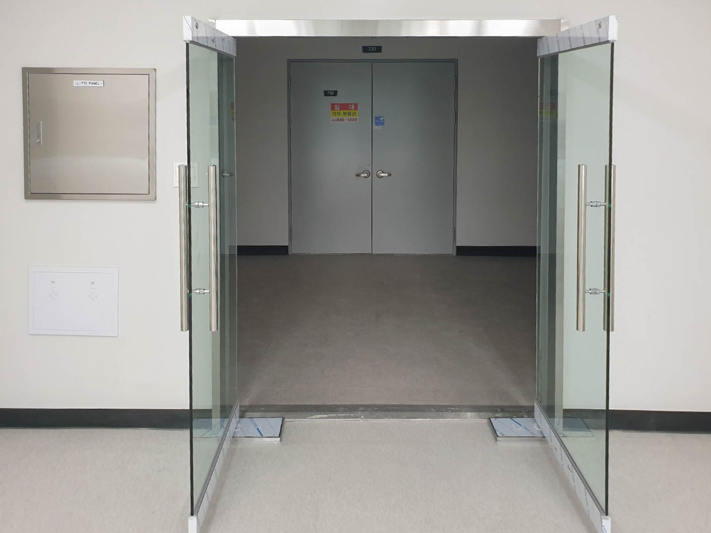 발산동 유리문 교체, 답답한 방화문 안에 강화도어 신규 설치 후기 유리문과 열려있는 방화문이 함께 보이는 모습