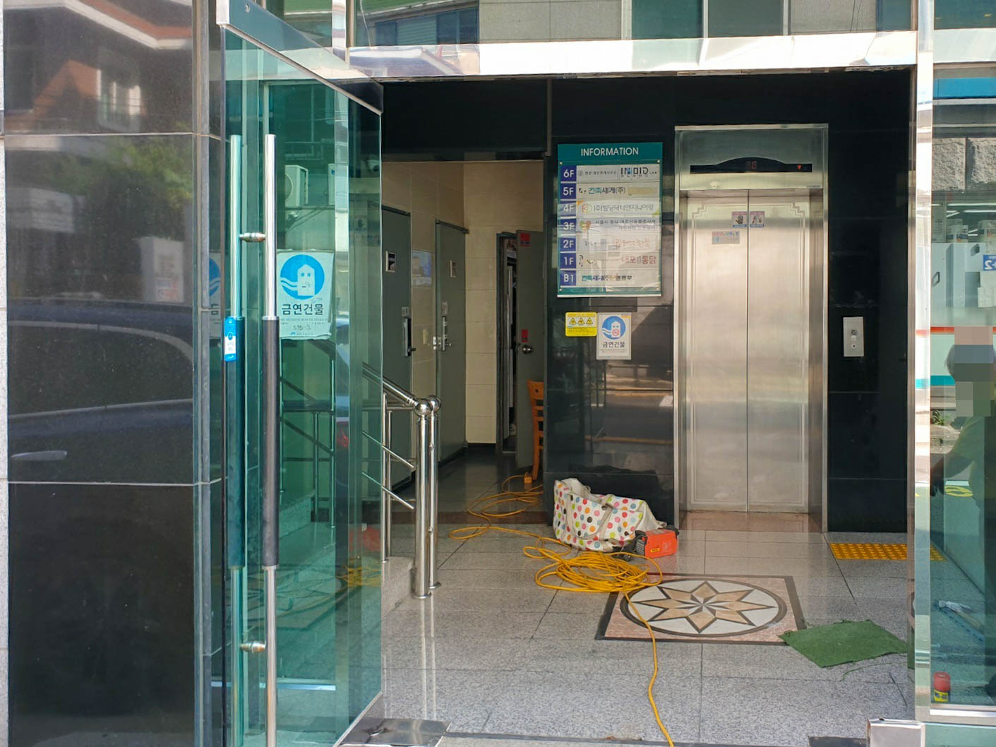 상가 출입문 고장으로 수리를 기다리는 서울 광진구 능동 현장