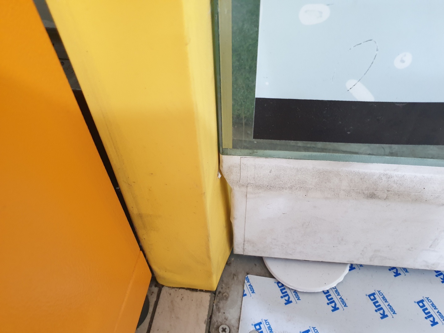 완전히 철거된 기존 강화도어 H바 프레임
