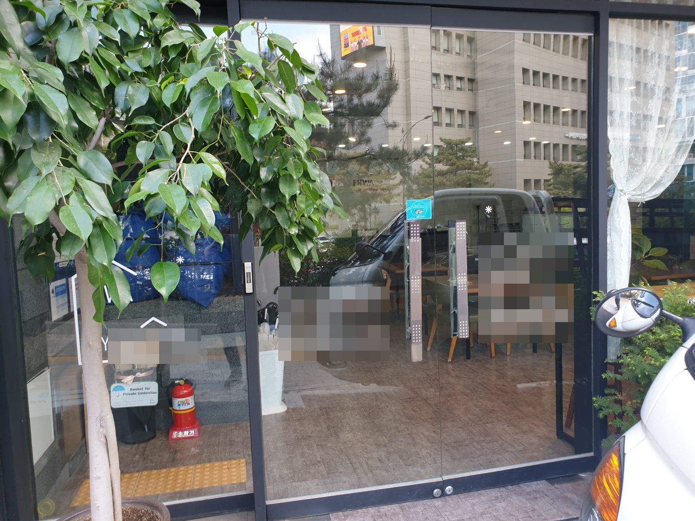 발산동 유리문 교체 강화도어 힌지 유압 터짐 수리 후기 서울 중구 저동 상가 강화도어 수리 전 모습