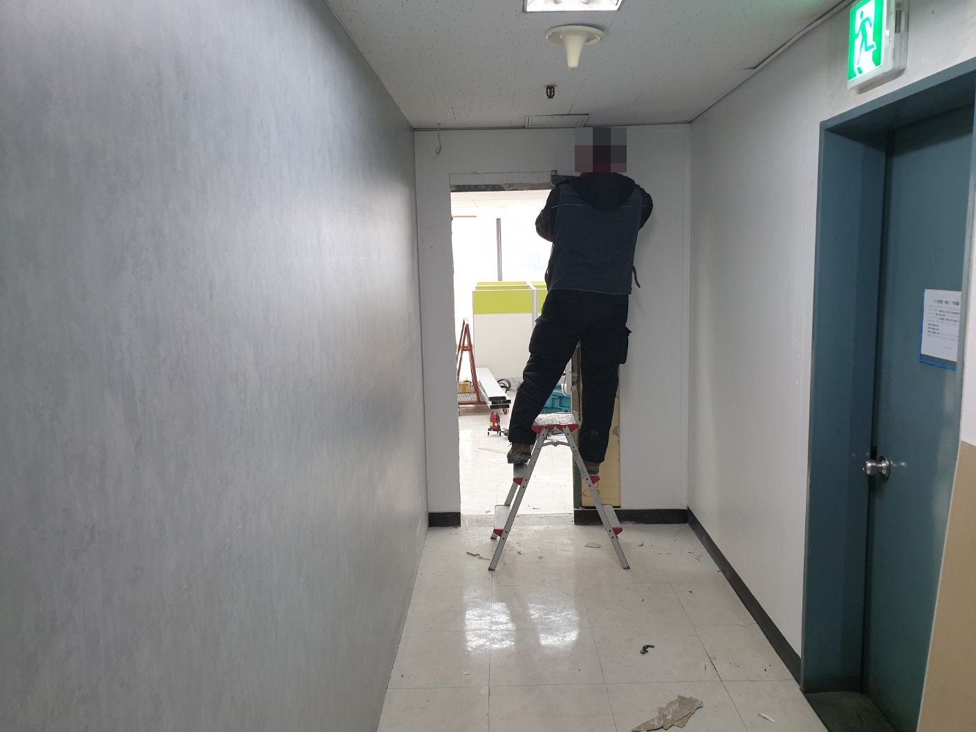 마포구 사무실 상가 출입문 고장, 깔끔한 강화도어 신규 시공 후기 깔끔하게 철거가 완료된 문틀