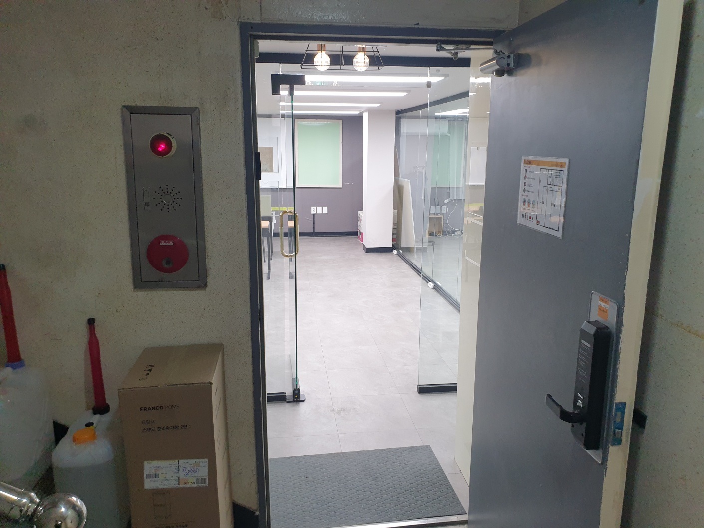 서울 강남구 대치동 강화유리문 시공 답답한 방화문 대신 새 출입문 설치 후기 새롭게 설치된 강화유리문과 골드 손잡이