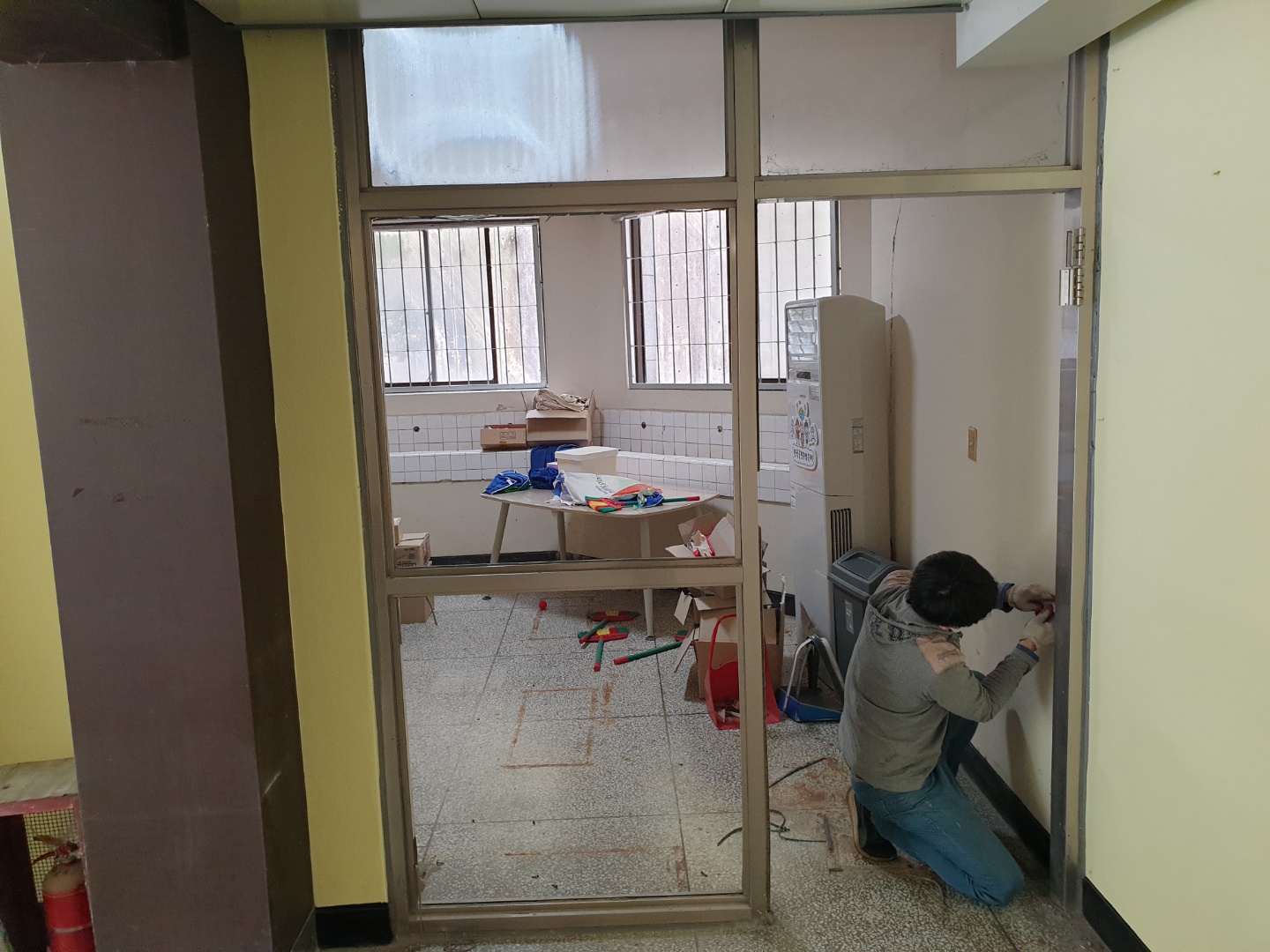 기존 알루미늄 문틀 철거 작업 중