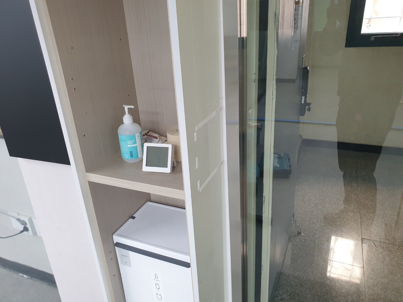 서울 강남구 대치동 강화유리문 시공 답답한 방화문 대신 새 출입문 설치 후기 프레임 주변을 실리콘으로 꼼꼼하게 마감하는 모습