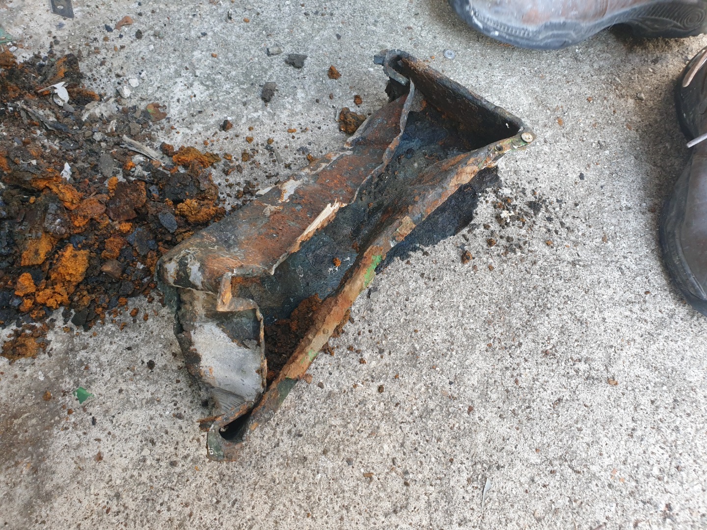 힌지 박스까지 심하게 부식된 모습