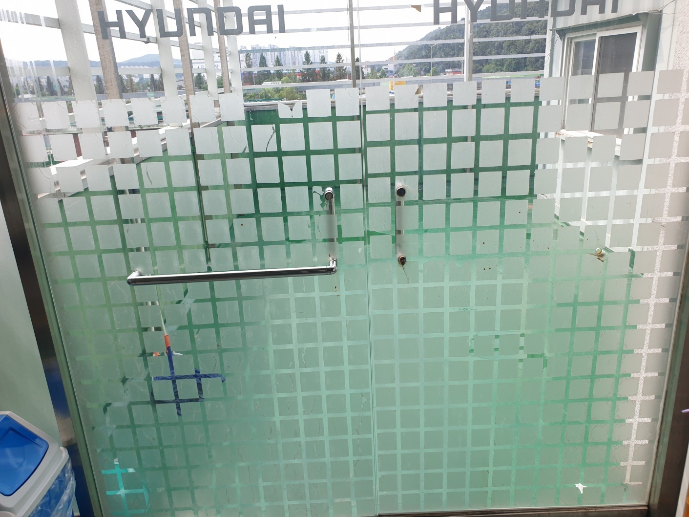 용인 유방동 강화도어 수리: 낡은 손잡이, H바, 힌지 교체 후기 낡은 시트지를 제거한 강화도어 H바