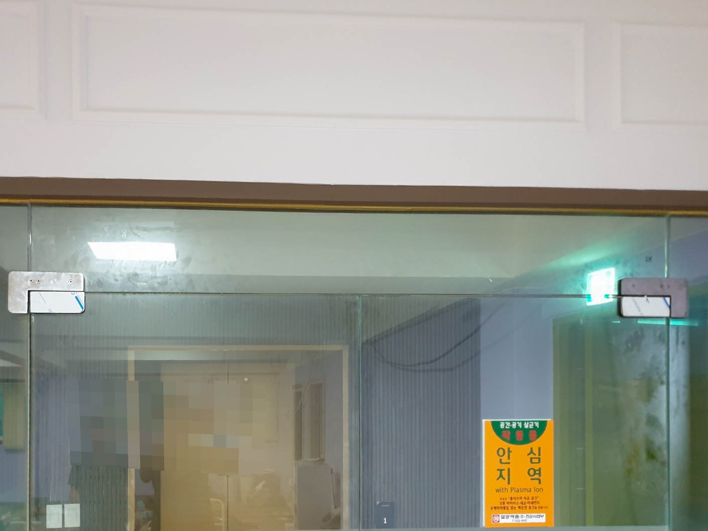 부천 약대동 강화도어 설치 - 바닥 타일 공사 전 유리문 높이 조정 시공 후기 높이 조정 후 재설치된 강화도어와 남마유리