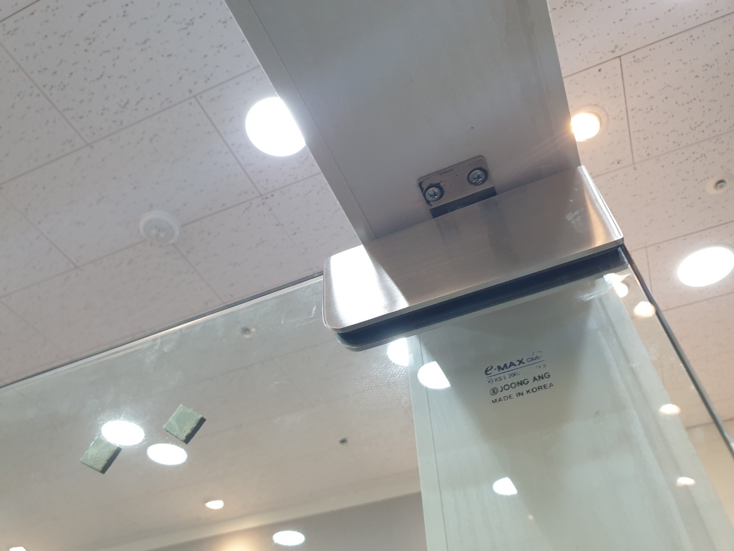 새롭게 설치된 강화도어 상부 가네모 