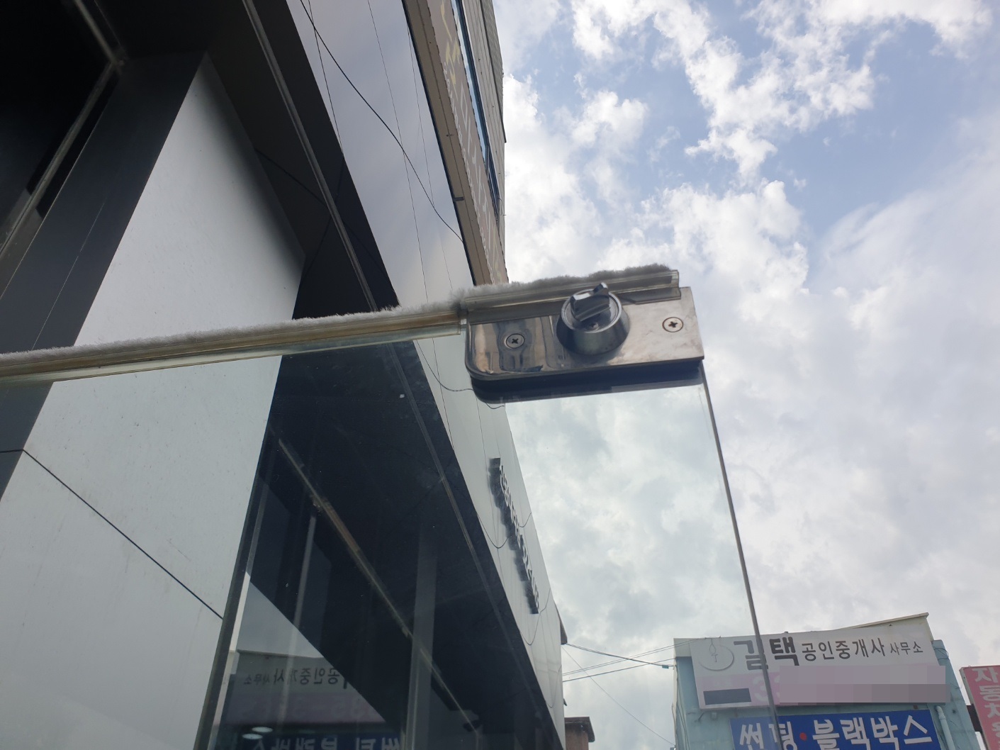 용인 유방동 강화도어 키 교체, 잠금장치 없는 유리문에 새 생명을 핀이 올라오지 않는 강화도어 상부 키