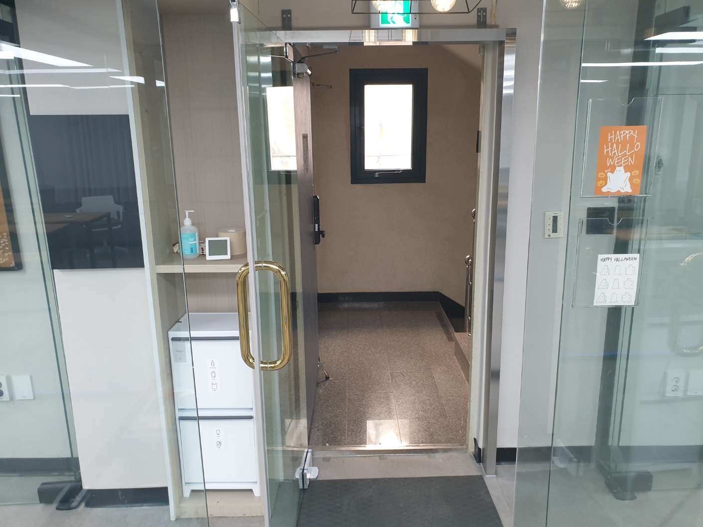 서울 강남구 대치동 강화유리문 시공 답답한 방화문 대신 새 출입문 설치 후기 문이 한 방향으로만 열리도록 고정하는 상단 스톱바