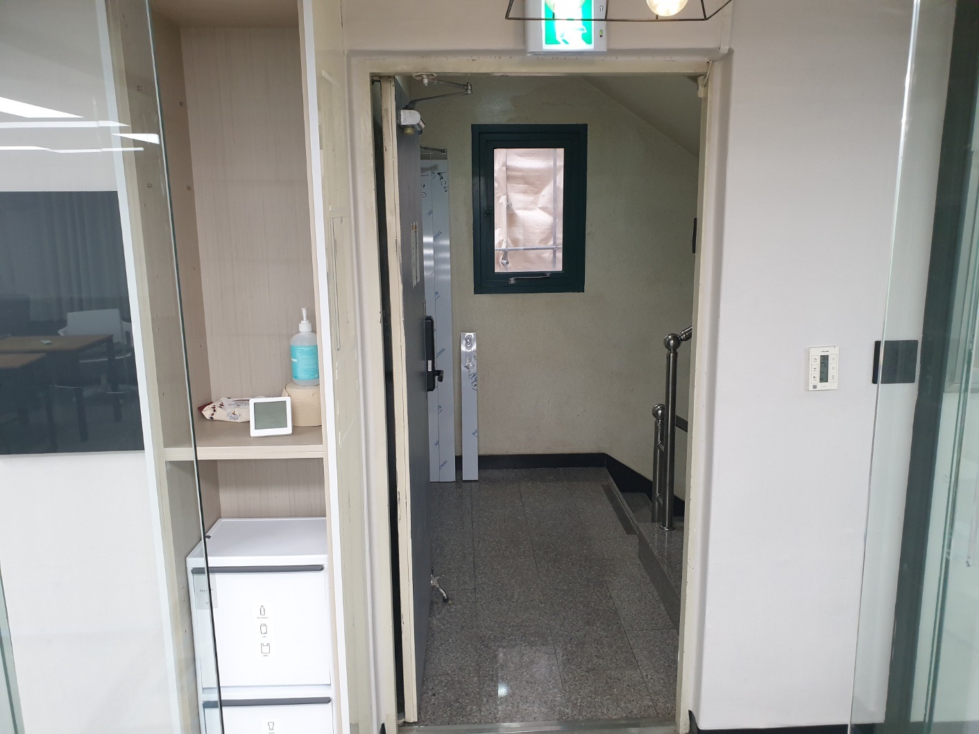 서울 강남구 대치동 강화유리문 시공 답답한 방화문 대신 새 출입문 설치 후기 강화유리문 설치를 위해 준비된 공간