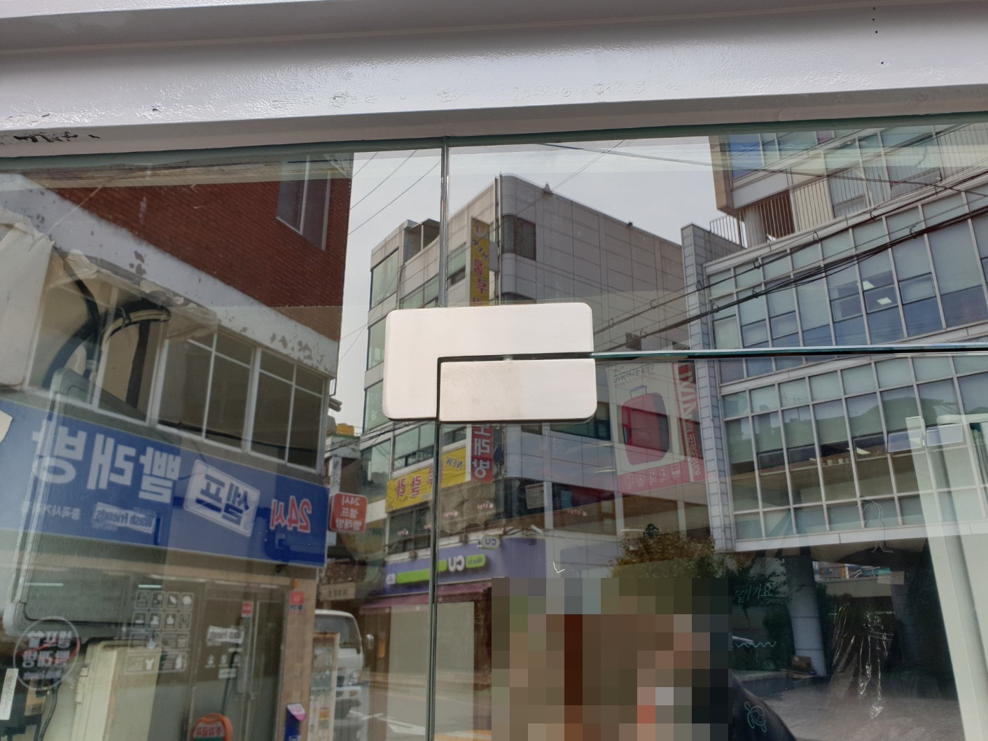 서울 광진구 중곡동 상가 강화유리문 교체, 낡은 출입문 리모델링 후기 새롭게 설치된 K-8300 플로어 힌지
