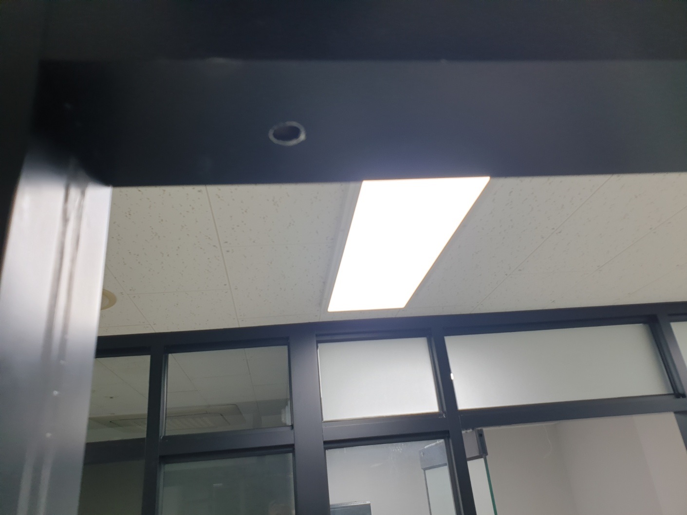 세종시 나성동 상가 강화유리문 교체, 파티션 분할 시공 후기 유리문 옆 고정 유리에 블랙 실리콘을 시공하는 모습