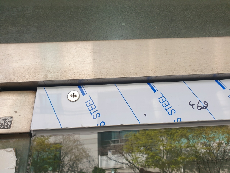 강화도어 상단에 설치된 잠금장치 상키