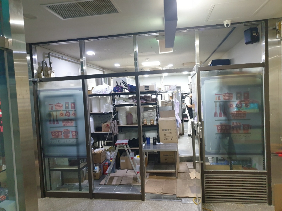 상단 및 측면 유리를 모두 철거하여 개방된 공간
