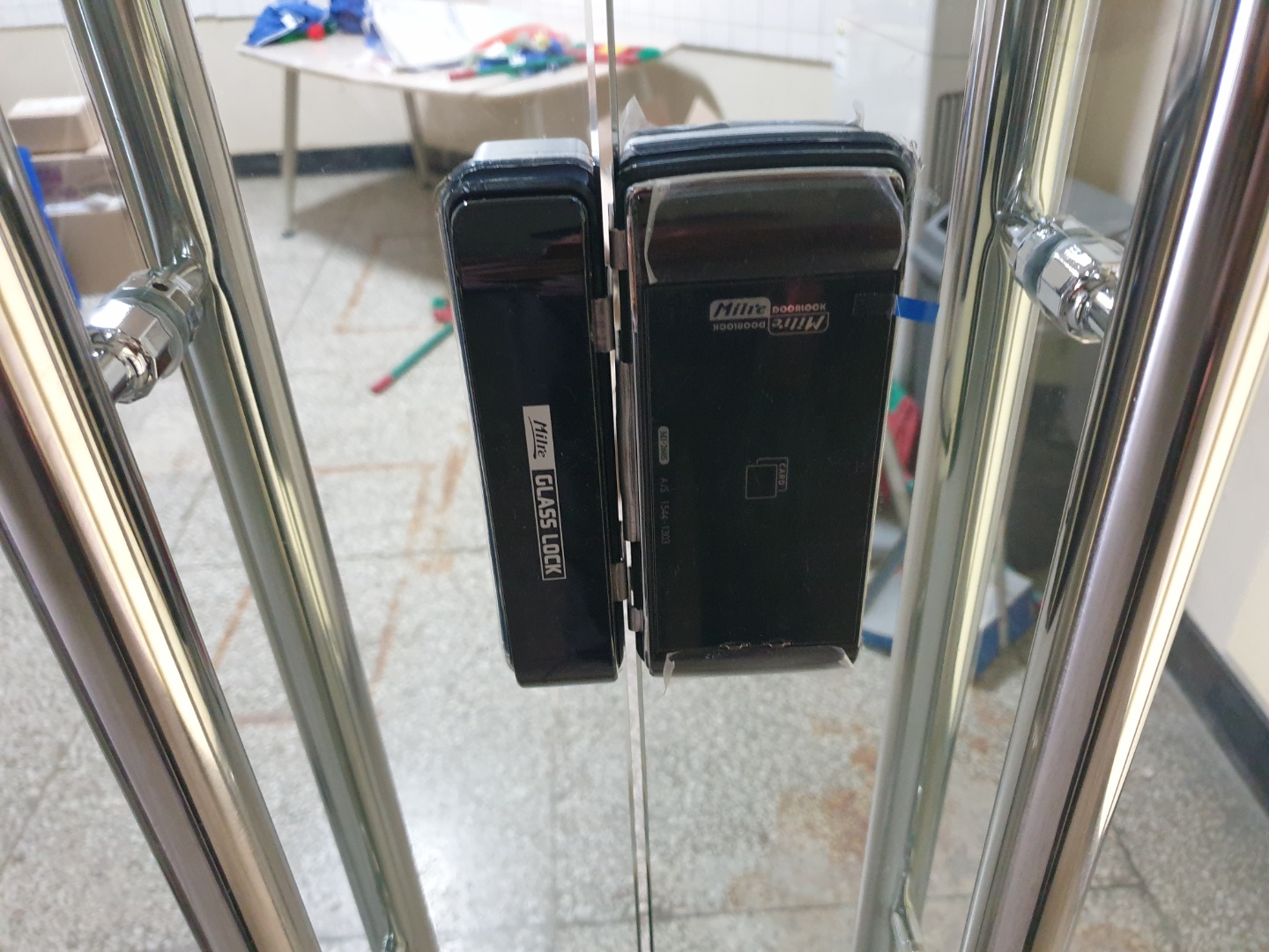 하단에 추가로 설치된 수동 잠금장치 하키