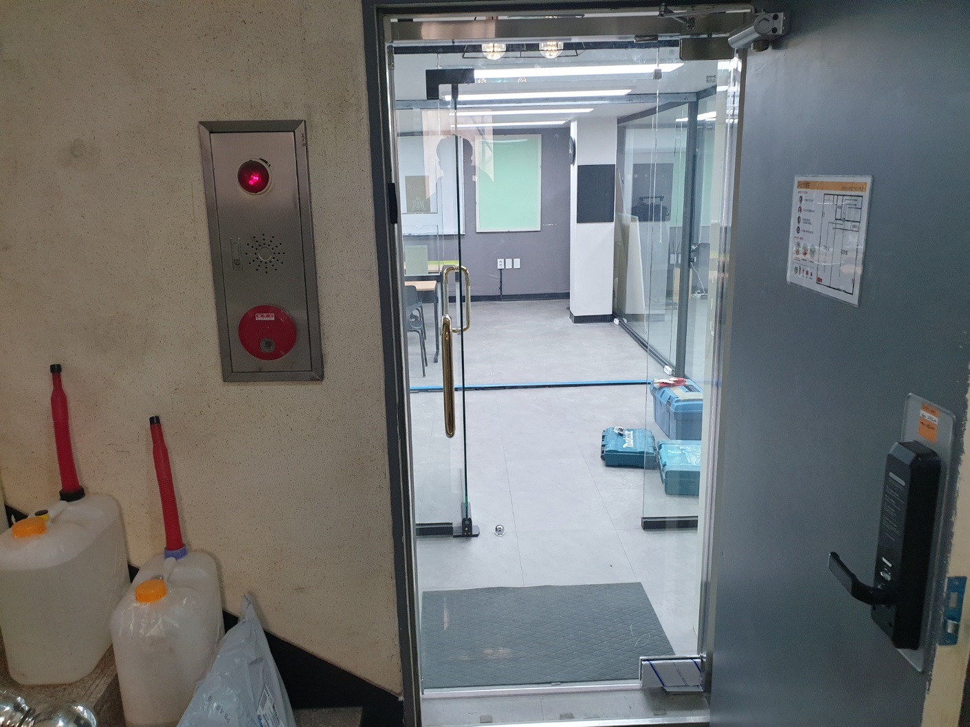 서울 강남구 대치동 강화유리문 시공 답답한 방화문 대신 새 출입문 설치 후기 깔끔하게 시공된 상하가네모도어 타입의 강화도어
