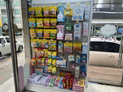 구리시 상가 유리문 수리, 무인 문구점 논스톱 힌지 교체 후기 깔끔하게 상품이 진열된 무인 문구점