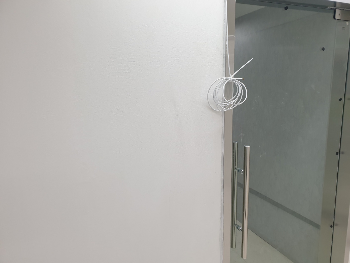 마포구 사무실 상가 출입문 고장, 깔끔한 강화도어 신규 시공 후기 실리콘 마감 디테일 확대 사진