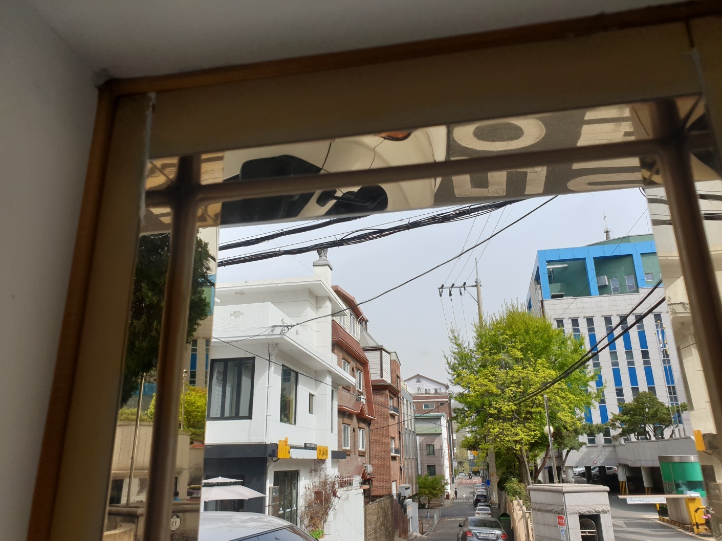 서대문구 대현동 상가 유리문 골드 프레임 강화도어 시공 후기 시공 후 출입문 내부에서 바라본 모습