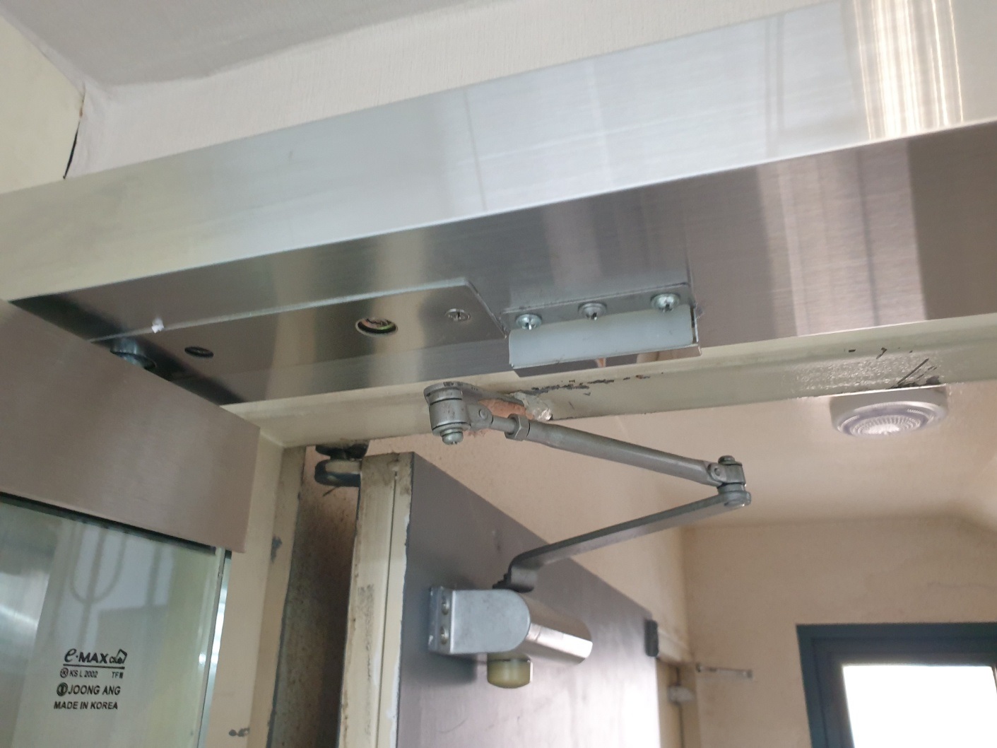 서울 강남구 대치동 강화유리문 시공 답답한 방화문 대신 새 출입문 설치 후기 문틈 끼임 사고를 방지하는 손보호대 설치 모습