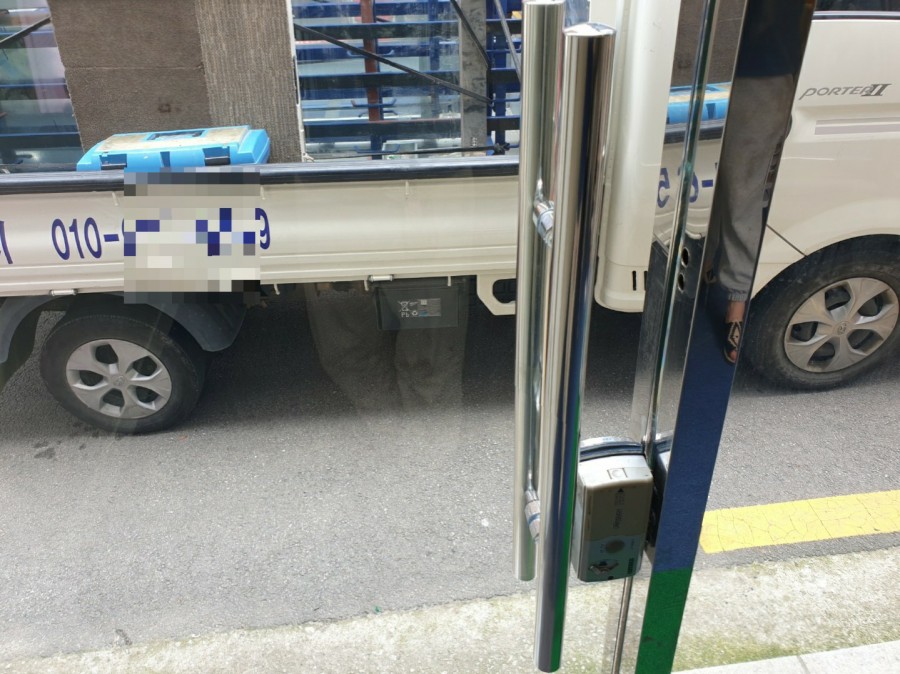 경기도 고양시 덕양구 고양동 매장 출입문 강화도어 유리문 교체 - 낡은 힌지 교체 및 번호키 시공 후기 매장 내부에서 바라본 강화유리문 시공 완료 모습