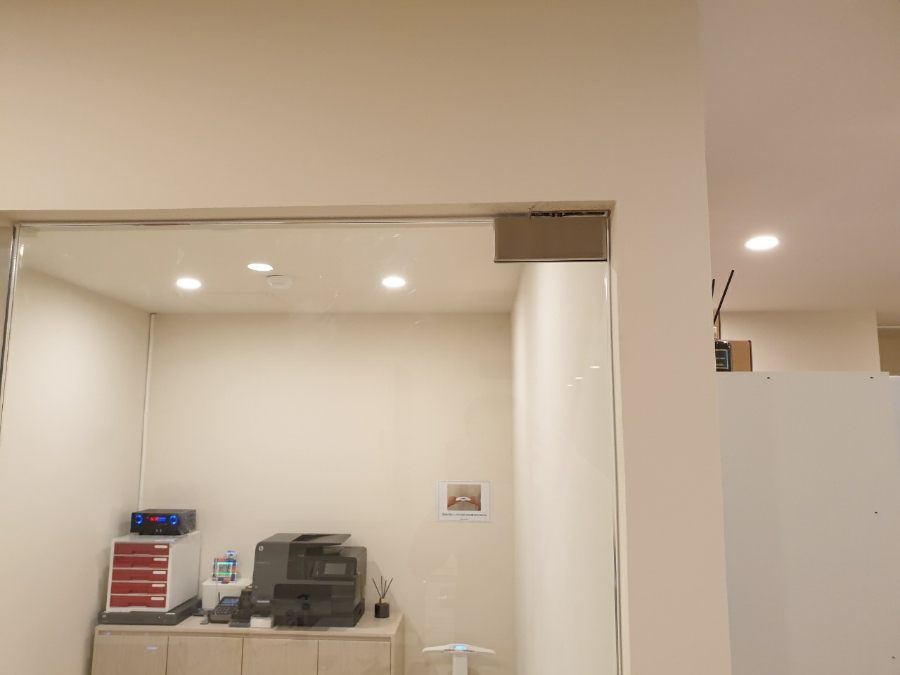 서울 양천구 목동 피트니스 샵 출입문 강화도어 플로어힌지 신규 설치 후기 강화도어 하단 H바와 NF힌지 상세 사진