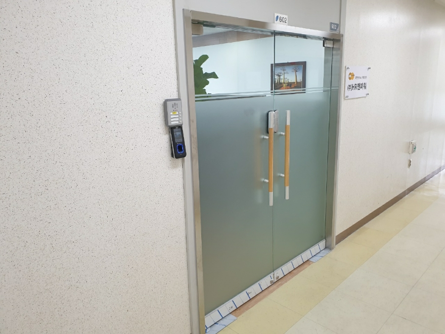 경기도 고양시 덕양구 사무실 출입문 강화도어 설치, 틀어진 양개도어 완벽 교체 후기 바닥에 매립된 새로운 플로어 힌지