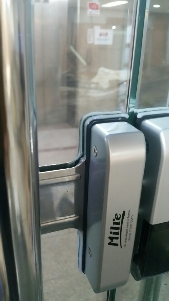 일산 강화도어 설치 정발산동 상가 출입문 번호키 시공 후기 실내에서 바라본 강화도어 번호키 설치 완료 모습