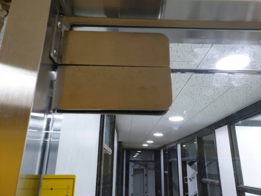 일산 정발산동 상가 유리문 수리 대신 새 강화도어 시공 후기 학원 출입문에 설치된 강화도어 손보호대