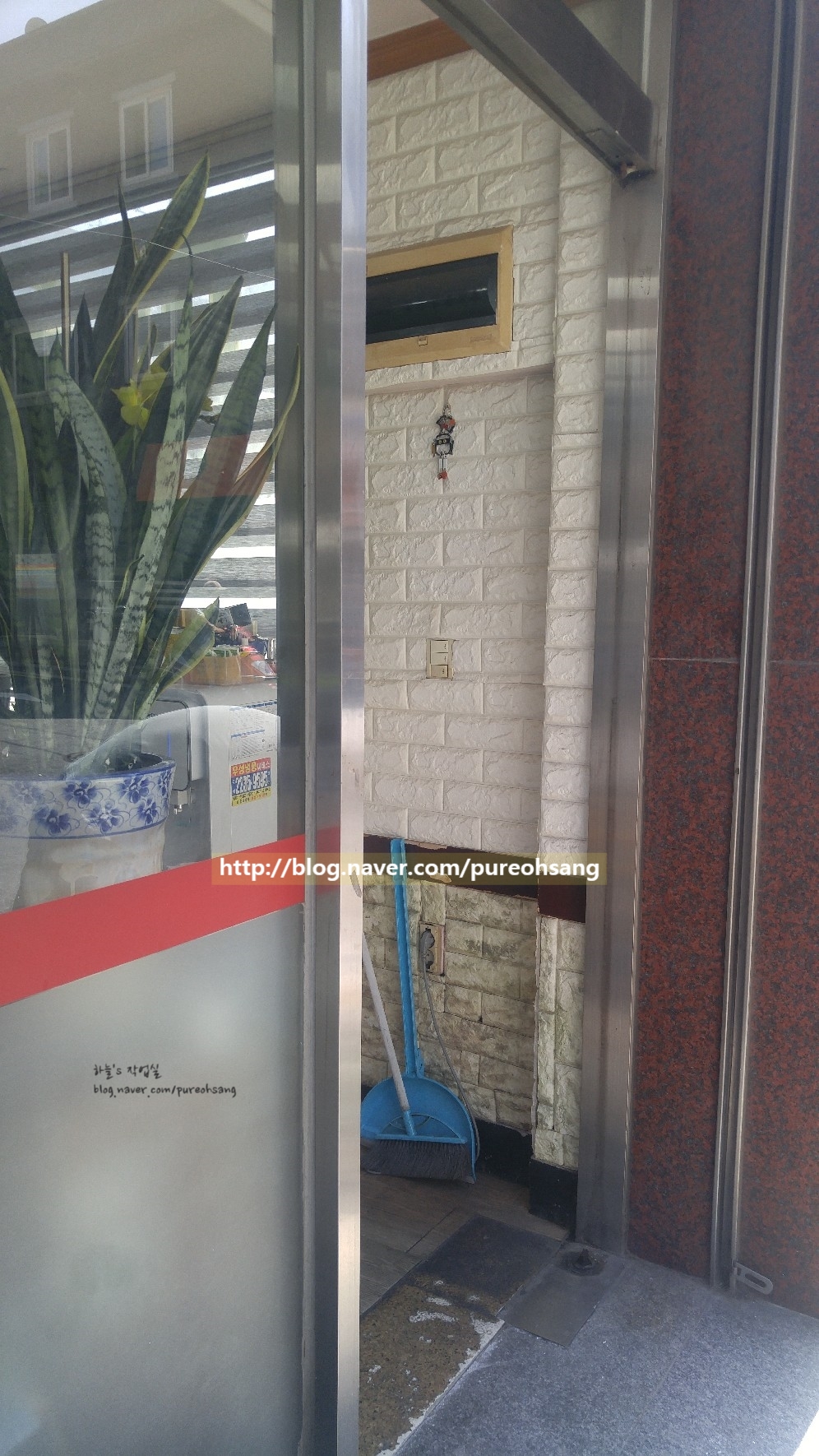 일산 정발산동 상가 강화도어 파손 긴급 교체 시공 후기 일산 강화도어 파손 후 문틀만 남은 현장