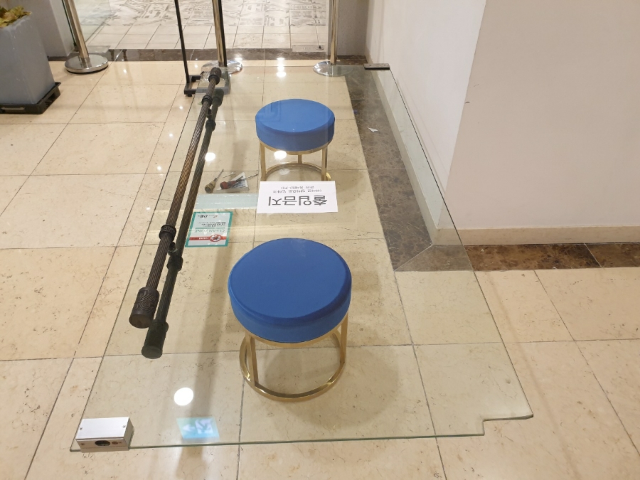 교체가 필요한 낡은 강화도어 상가네모 부속