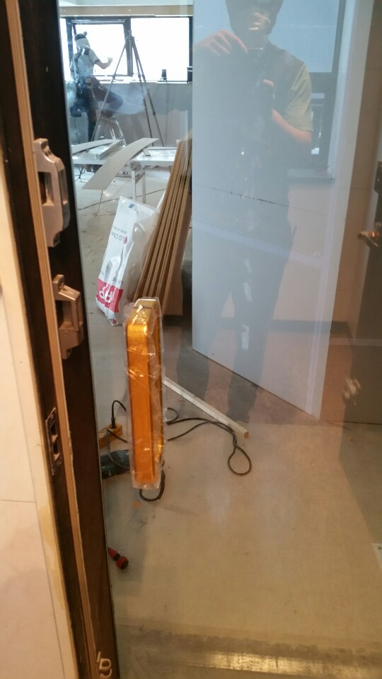 일산 정발산동 상가 출입문 강화도어 추가 시공 후기 고급스러운 골드 손잡이가 설치된 상가 유리문
