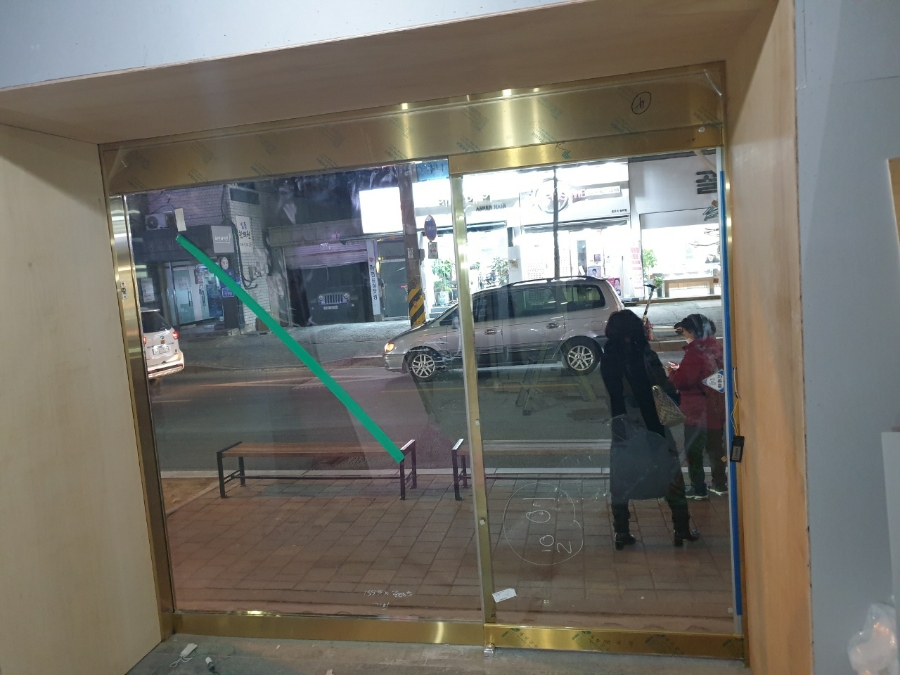 안전센서 설치 후 내부에서 본 자동문 전경