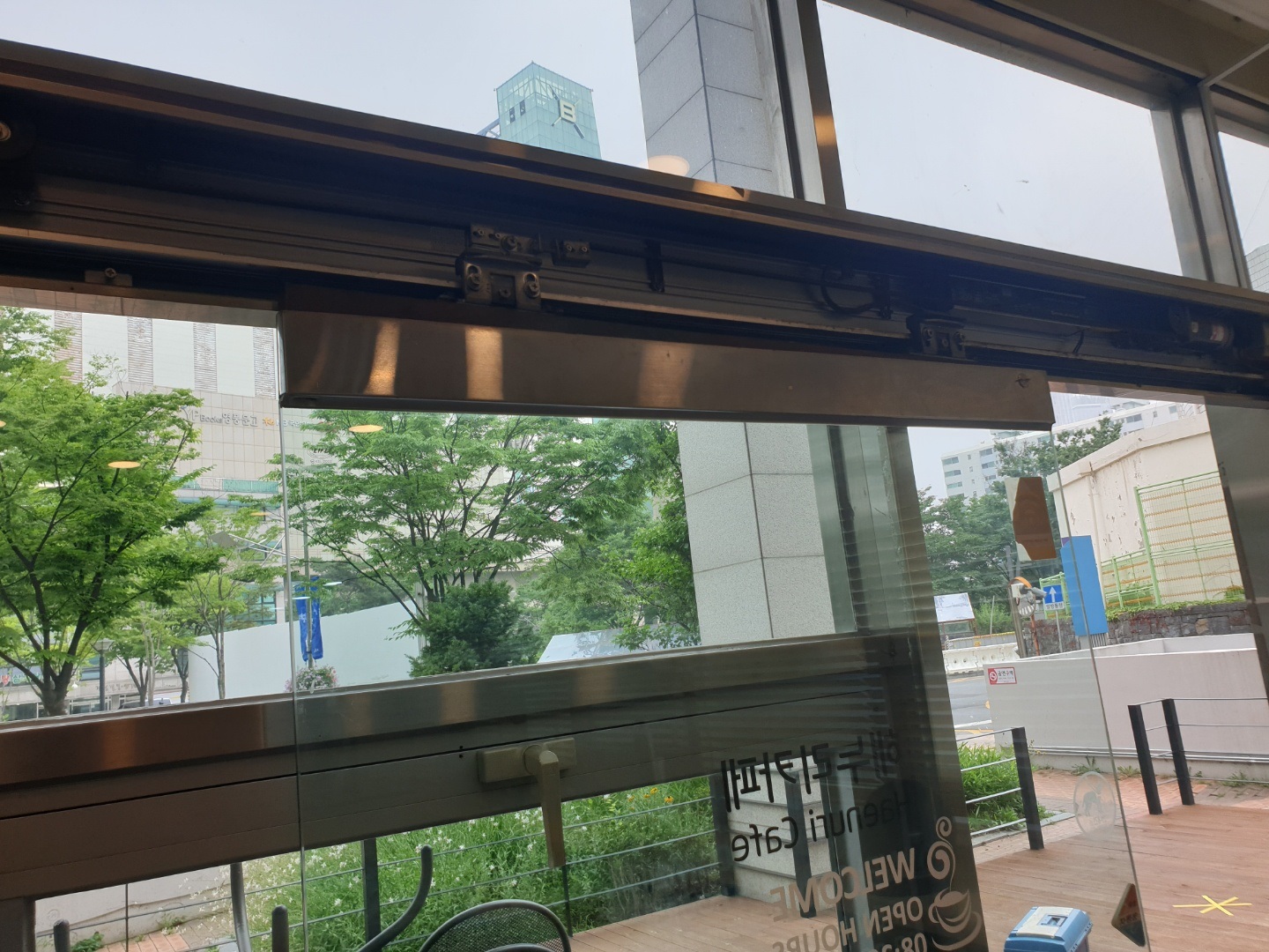 서울 성동구 복지관 자동문 수리 비용, 낡은 기계 전체 교체 후기 오래된 자동문 기계 근접 촬영