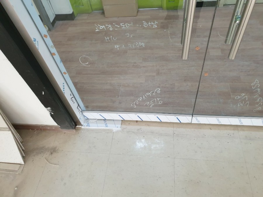 일산 정발산동 상가 재활센터 강화도어 설치, 양개형 유리문 신규 시공 후기 심플한 일자 손잡이가 시공된 유리문