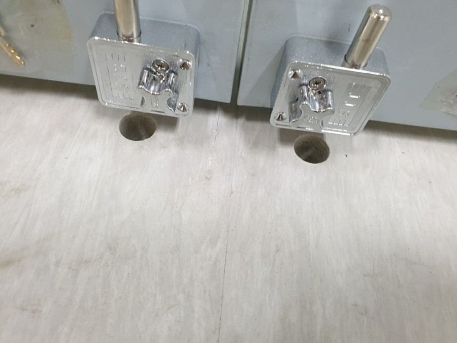 일산 문봉동 방화문 내부 강화도어 신규 시공 (검단 강화도어 수리 전문) 프레임과 벽 사이를 꼼꼼하게 실리콘으로 마감하는 모습