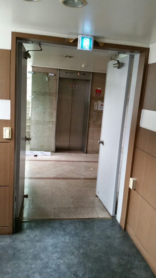 일산 정발산동 상가 유리문 시공, 방화문을 깔끔한 강화도어로 교체 사무실 내부에서 바라본 기존 출입문 상태